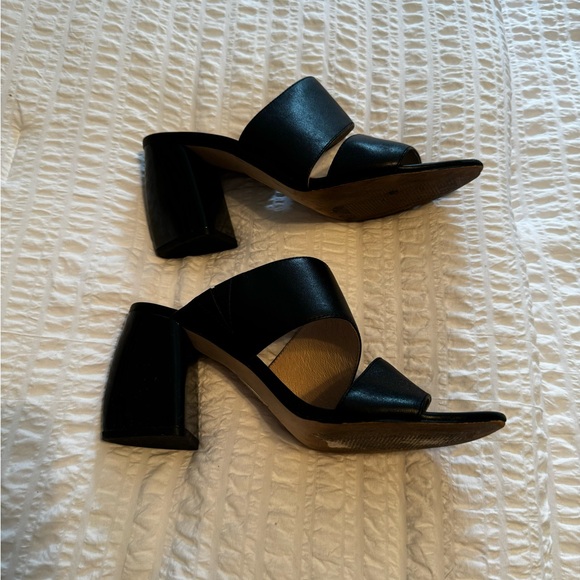 Louise Et Cie block heal sandals. - Picture 8 of 9